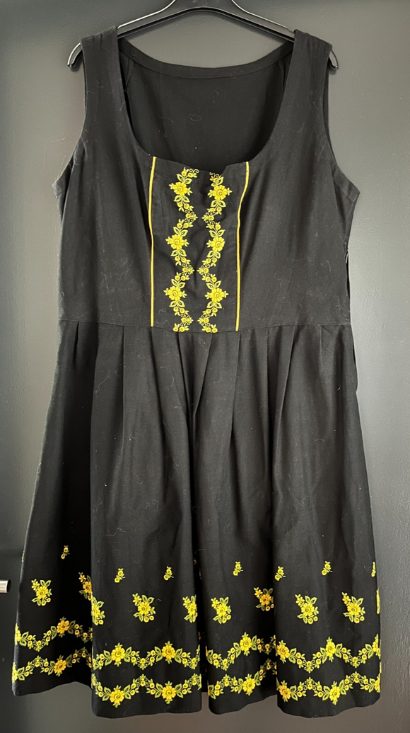 Damen Trachten Dirndl ärmellos schwarz, gelb/grüne Stickerei ca. Gr. 46