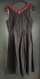 Damen Trachten Dirndl ärmellos Schwarz mit roter Borte Gr. 34 v. Oscartrachten