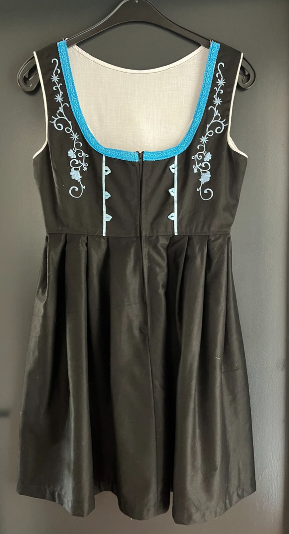 Damen Trachten Dirndl ärmellos schwarz, blaue Stickerei ca. Gr. 38
