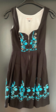 Damen Trachten Dirndl ärmellos schwarz blaue Stickerei ca. Gr. 32 v. Steindl