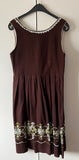 Damen Trachten Dirndl ärmellos Braun Stickerei Baumwolle Gr. 46 v. Rose Dirndl