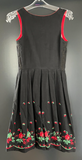Damen Trachten Dirndl ärmellos schwarz mit Blumenstickerei ca. Gr. 38 v. Wachter