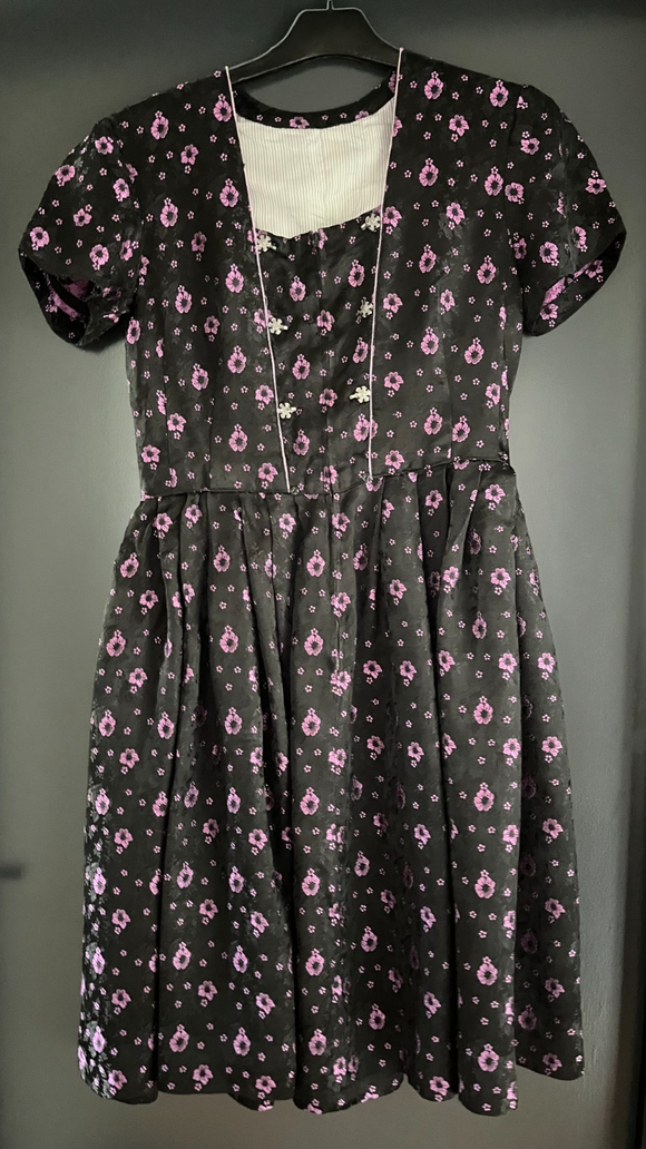 Damen Trachten Dirndl kurzarm Schwarz, lila geblümt ca. Gr. 38