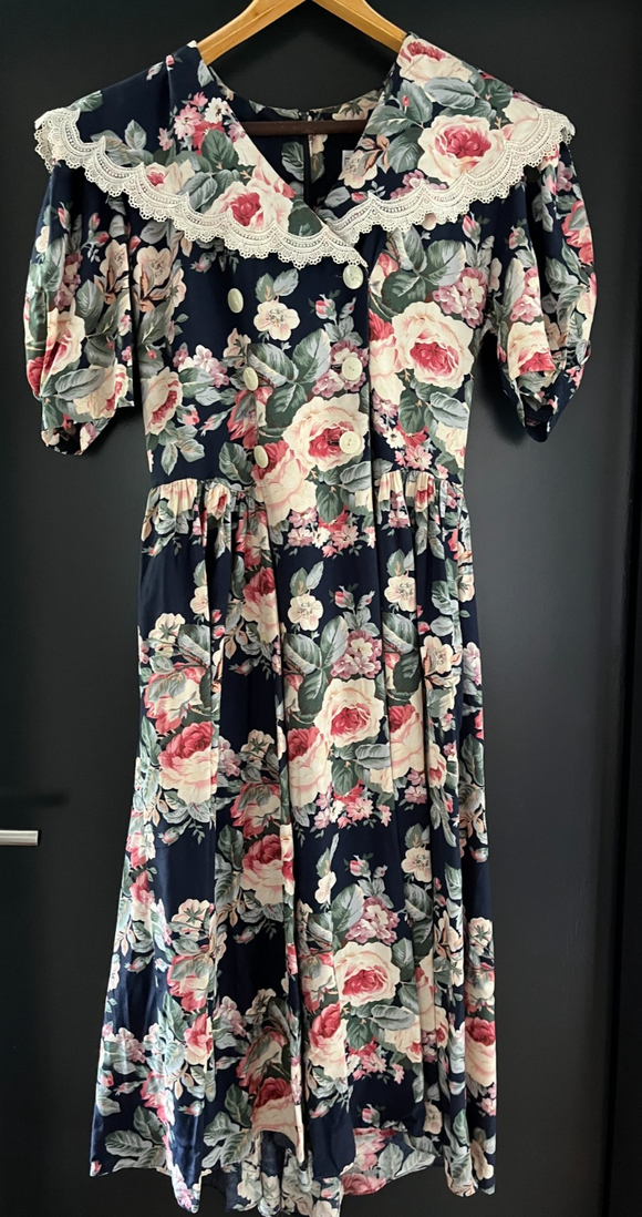 Damen Trachten Dirndl kurzarm Blau mit Blumenmuster ca. Gr. 36 v. E.D. Michaels