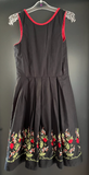 Damen Trachten Dirndl ärmellos schwarz, rot mit Stickerei ca. Gr. 38 v. Skandal