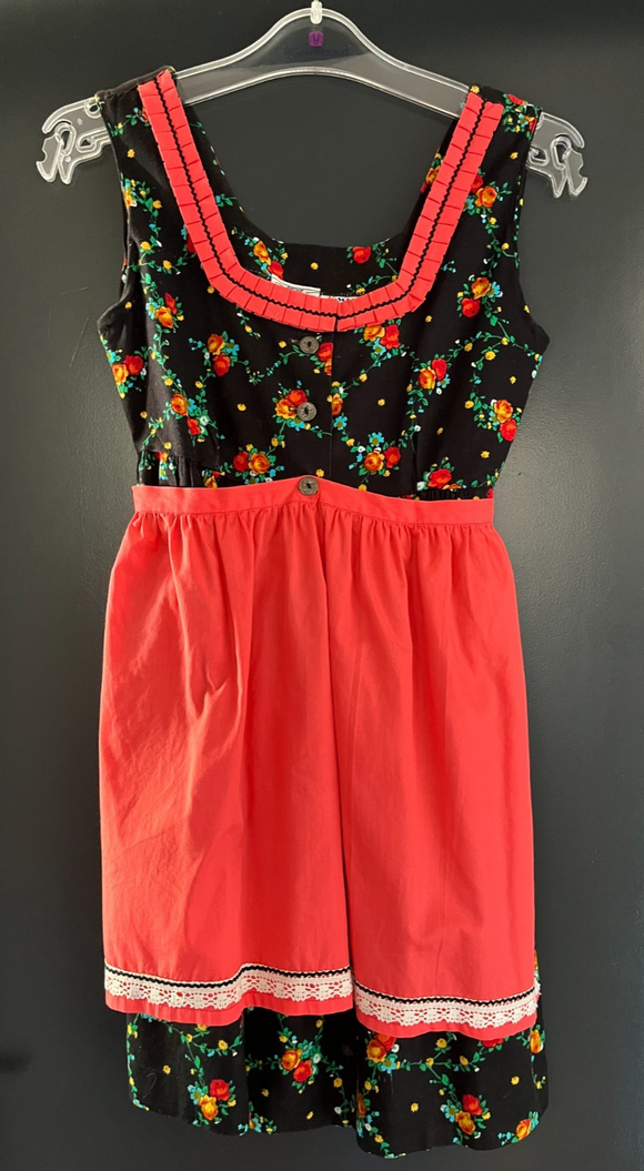 Kinder Trachten Dirndl ärmellos schwarz mit Blumenmuster und Schürze Gr. ca. 140