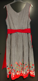 Damen Trachten Dirndl ärmellos Schwarz, Weiß mit roter Schürze Gr. 40