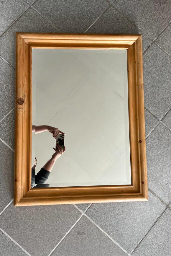Wandspiegel mit einem klassischen Holzrahmen